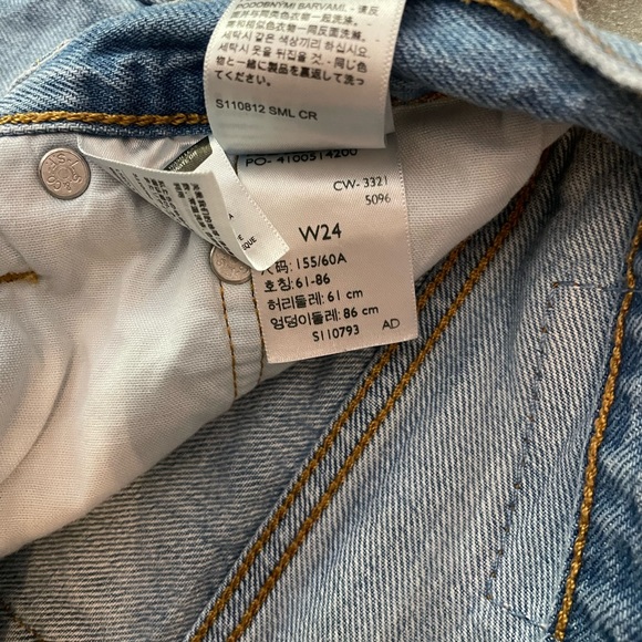 Levi's Women's 501 Original Shorts. 24 - Picture 3 of 3